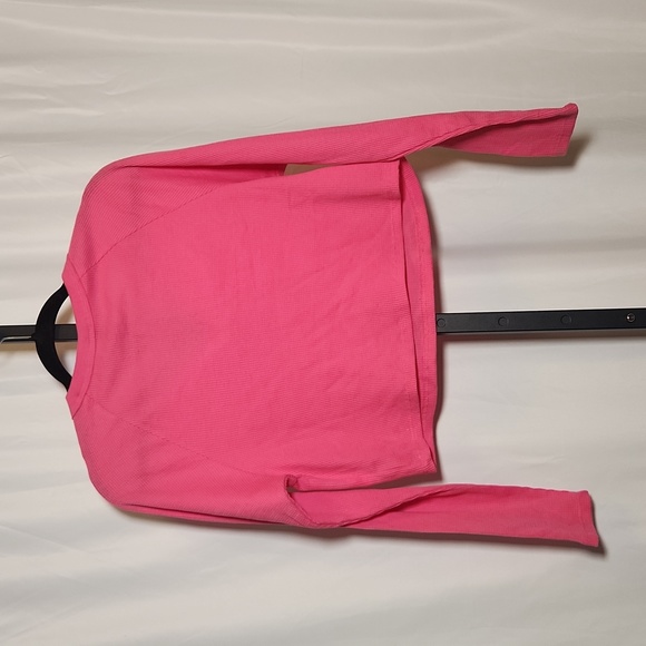 NWT WILD FABLE Women's Vibrant Pink Long Sleeve V-Neck Ribbed Boxy T-Shirt - Picture 4 of 5